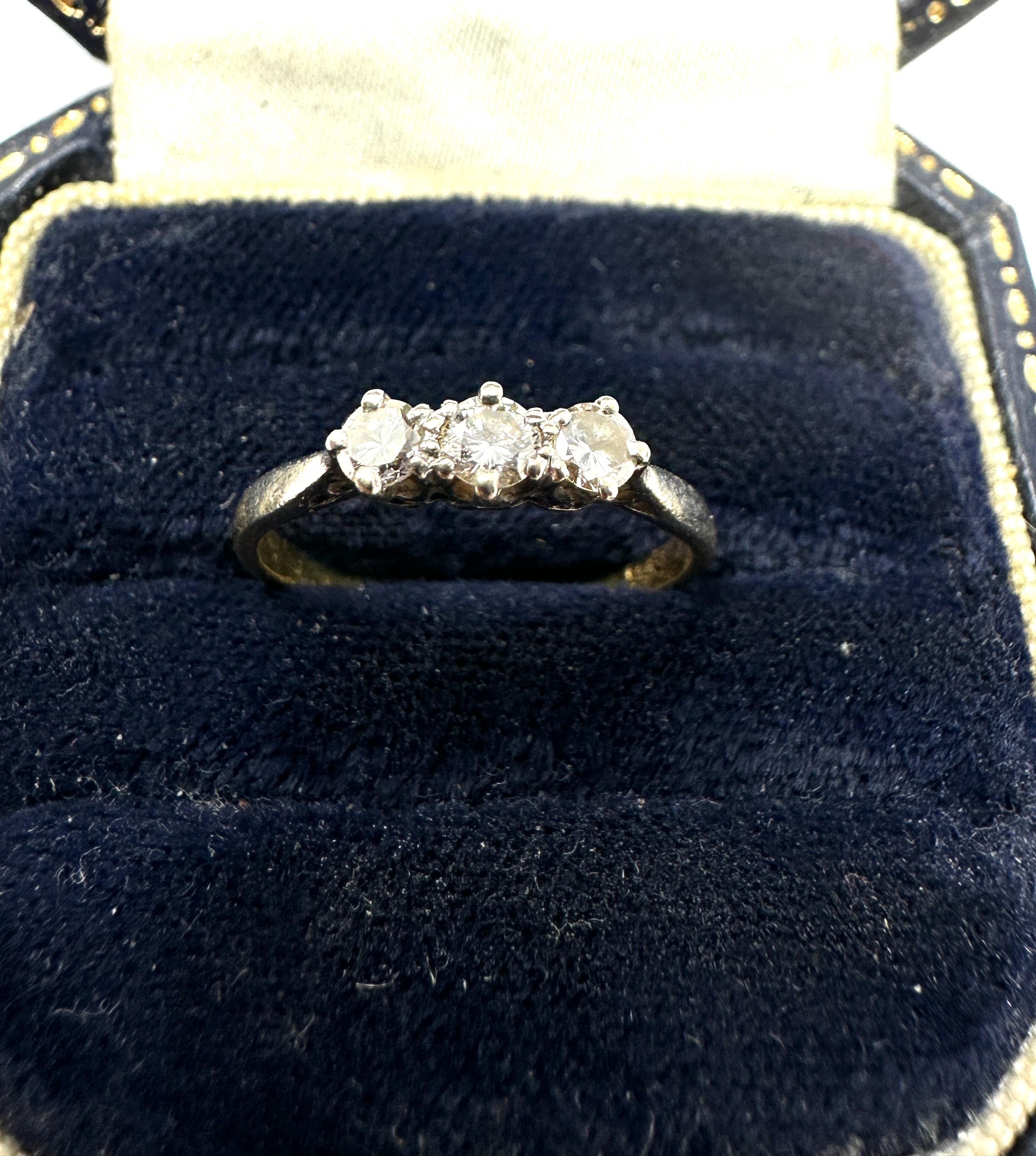 18ct gold round brilliant cut diamond three stone ring (1.5g)