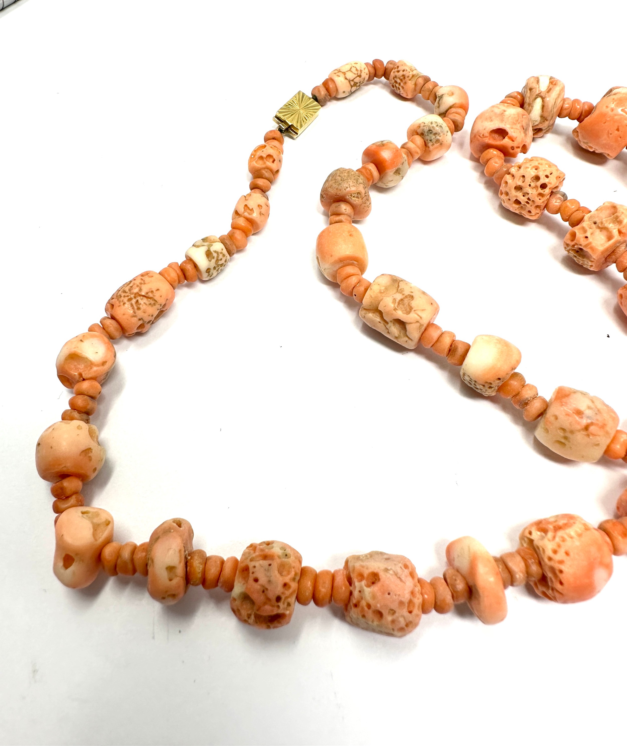 9ct gold clasp coral single strand necklace (69.7g) - Image 2 of 2