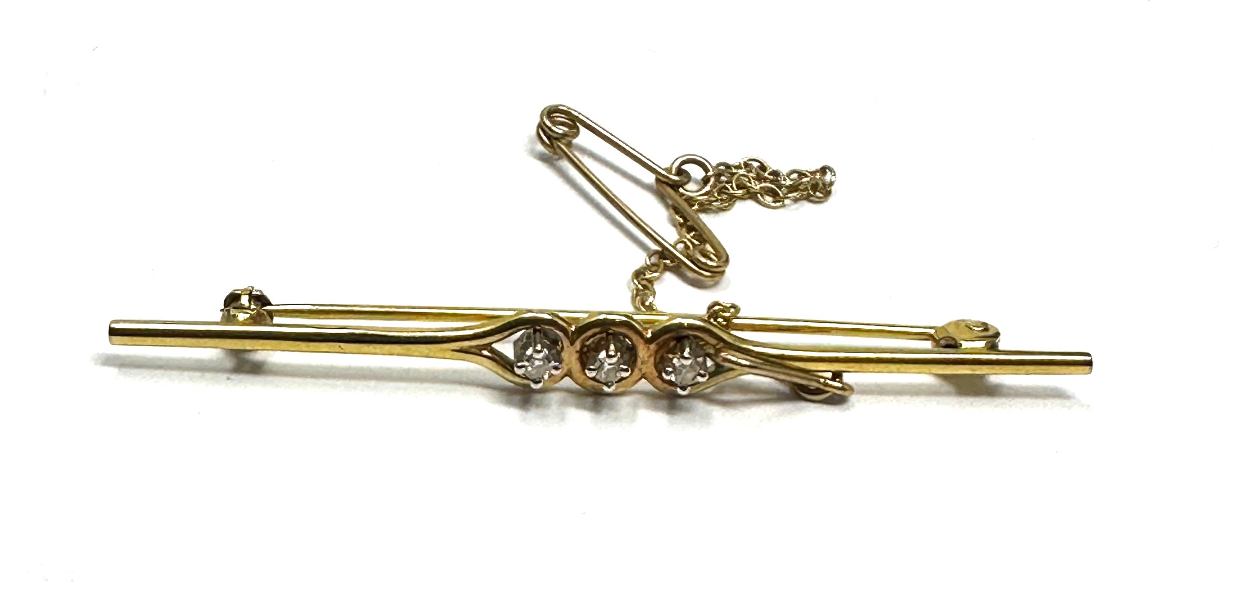9ct gold diamond three stone bar brooch (2.1g)
