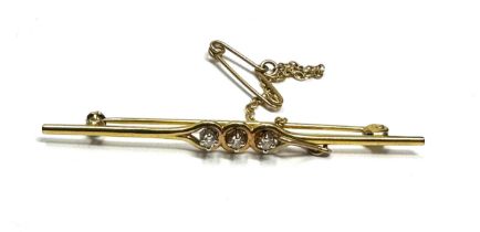 9ct gold diamond three stone bar brooch (2.1g)