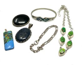 selection of vintage silver jewellery inc brooches necklace etc weight 100g