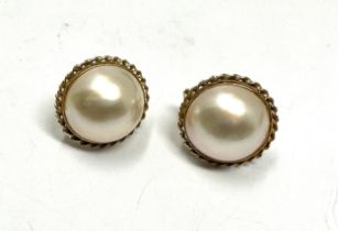9ct gold mabe pearl stud earrings (4.4g)