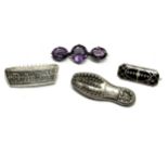 Four Victorian silver brooches including an enamel mourning brooch (24g)