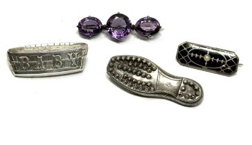 Four Victorian silver brooches including an enamel mourning brooch (24g)