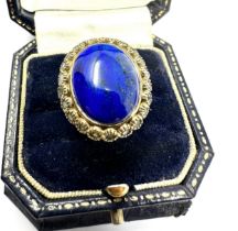 9ct gold lapis lazuli single stone cocktail ring with blue gemstone frame (6.3g)