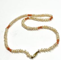 9ct gold cultured pearl & coral single strand necklace (12.9g)