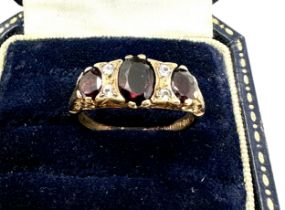 9ct gold garnet & white gemstone seven stone ring (3.5g)
