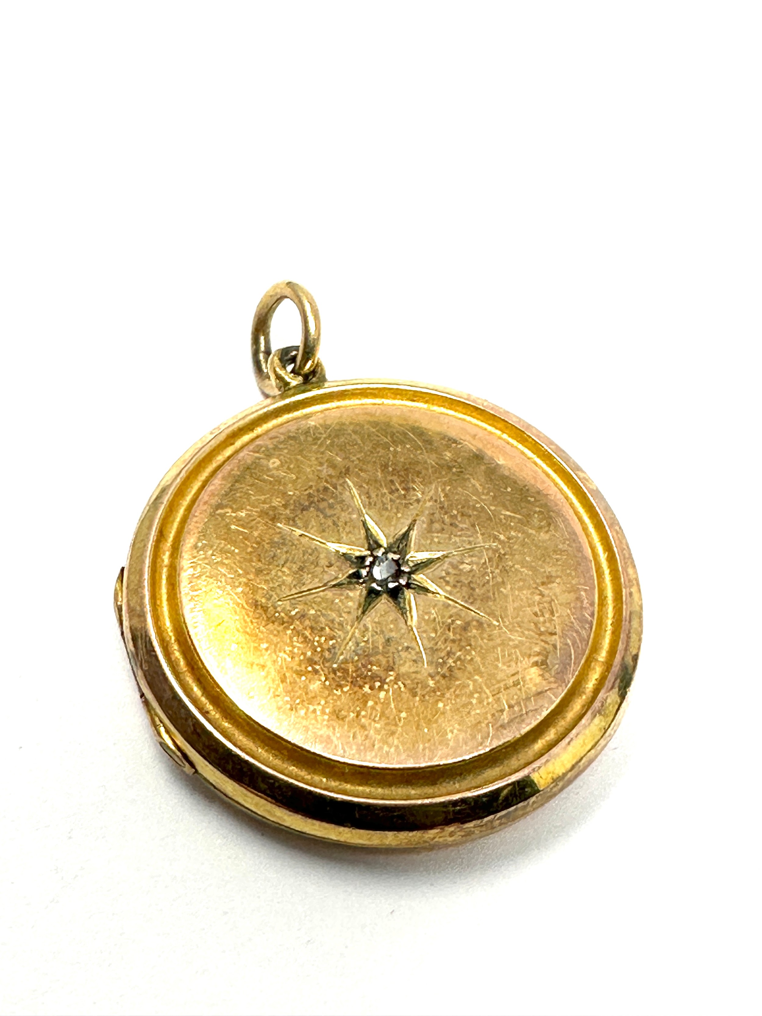 9ct gold back & front patterned locket (5.4g)