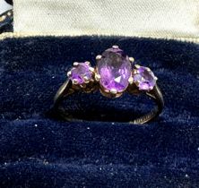 9ct gold amethyst three stone ring (1.7g)