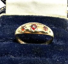 9ct gold garnet three stone ring (1.7g)