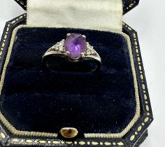 9ct white gold amethyst & white gemstone ring (1.8g)