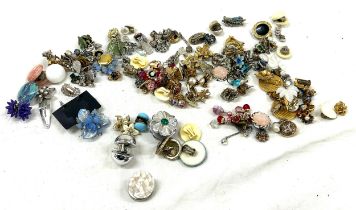 Selection of vintage costume jewellery to include earrings, pins, clips etc