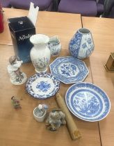 Selection of porcelain items to include Coalport, Aynsley etc