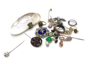 Assorted antique jewellery to include 9ct gold ring, silver earrings, garnet brooch, shell purse etc