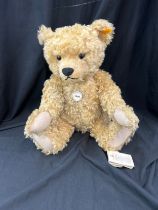 Steiff growler classic bear 004728, jointed with tags, genuine mohair