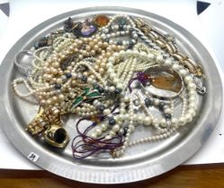 Tray of costume jewellery to include cultured pearls etc