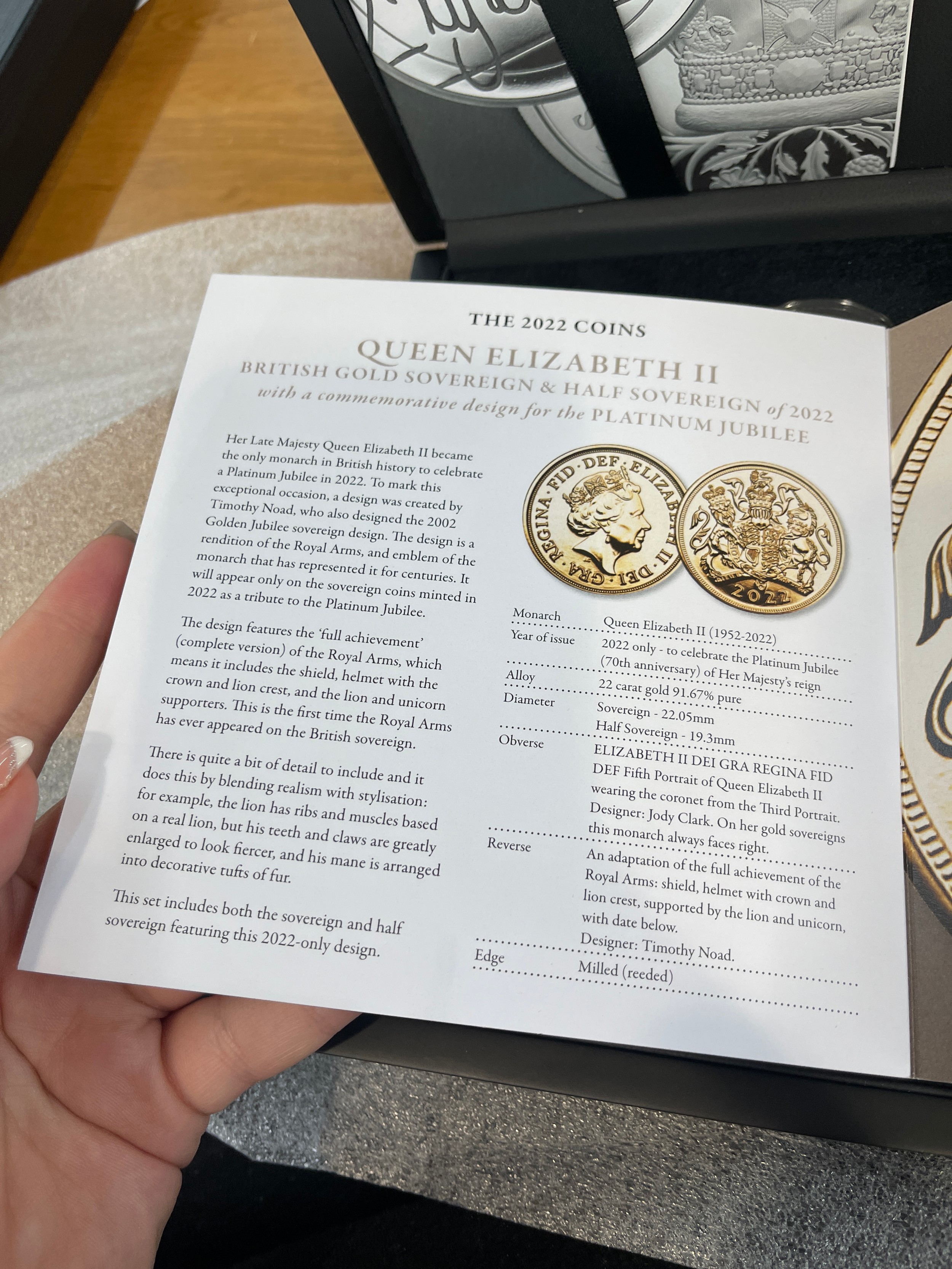 Cased limited edition Hattons Queen Elizabeth II platinum jubilee lifetime 24 carat gold half - Image 9 of 9