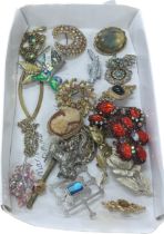 Tray of vintage and later brooches includes Crystal etc