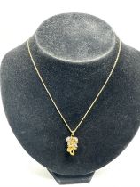 18ct gold gem set dangle pendant necklace pendant measures approx 2.7cm drop on a 42cm long 18ct