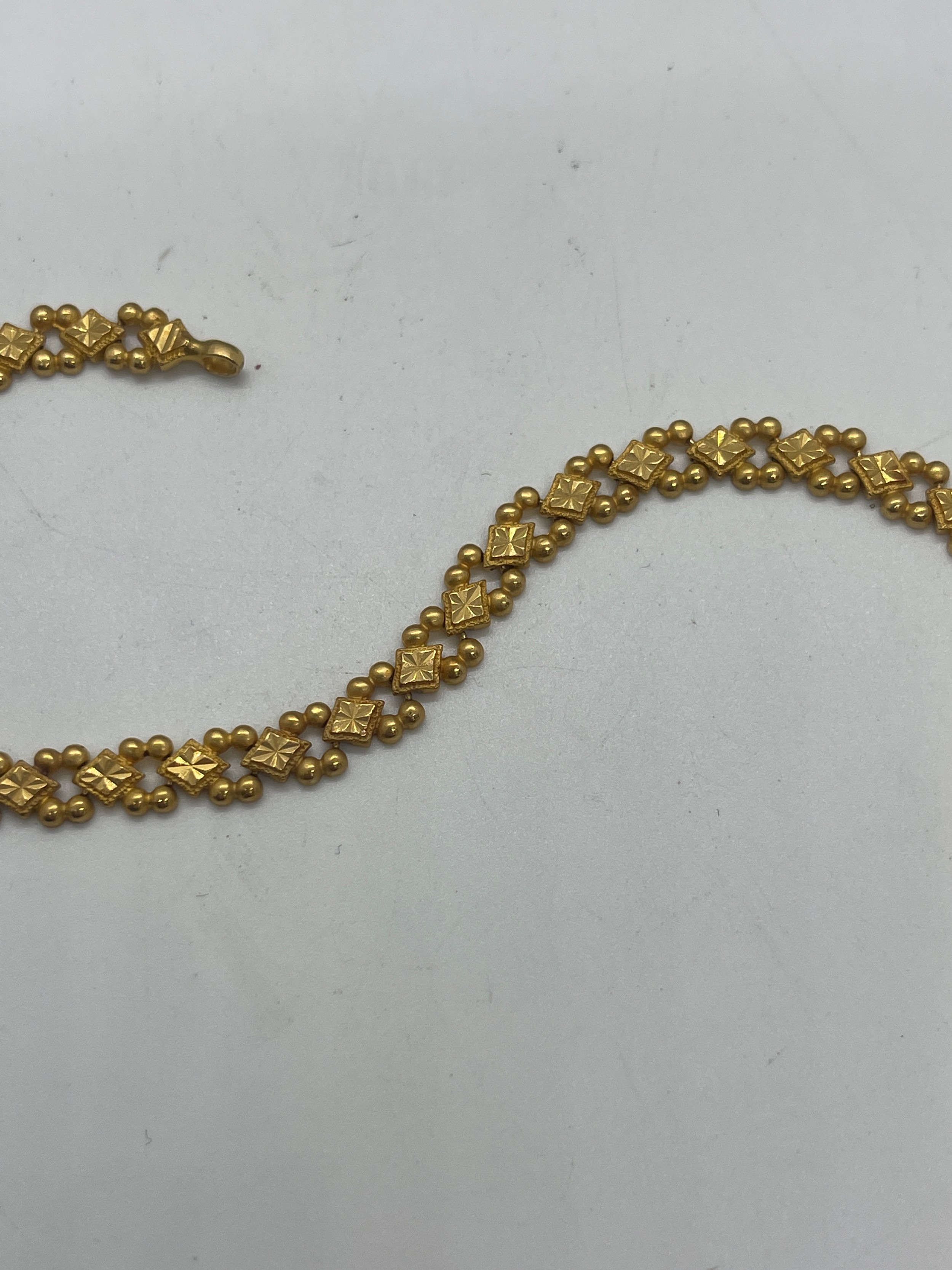 22ct gold ladies bracelet, with a repaired clasp which is 9ct gold, overall weight 12.4g, length - Bild 4 aus 8