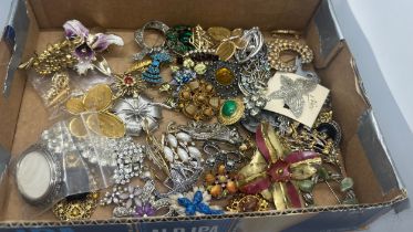 Large selection of vintage and later costume jewellery