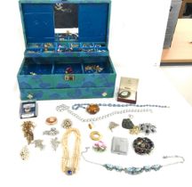 Quantity of vintage costume jewellery