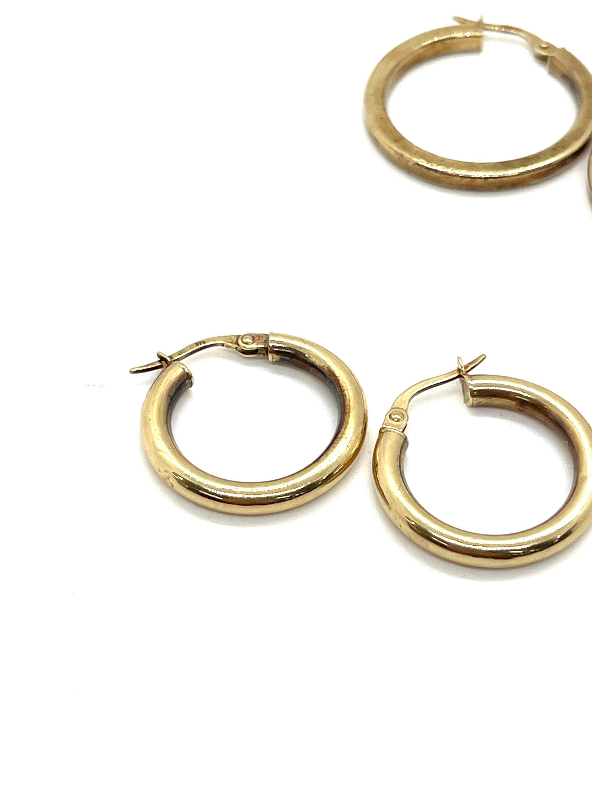 2 pairs of ladies 9ct gold hoop earrings, total overall weight 3.2g - Bild 2 aus 5