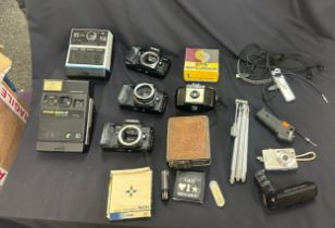 Selection of assorted cameras, includes kodak, etc