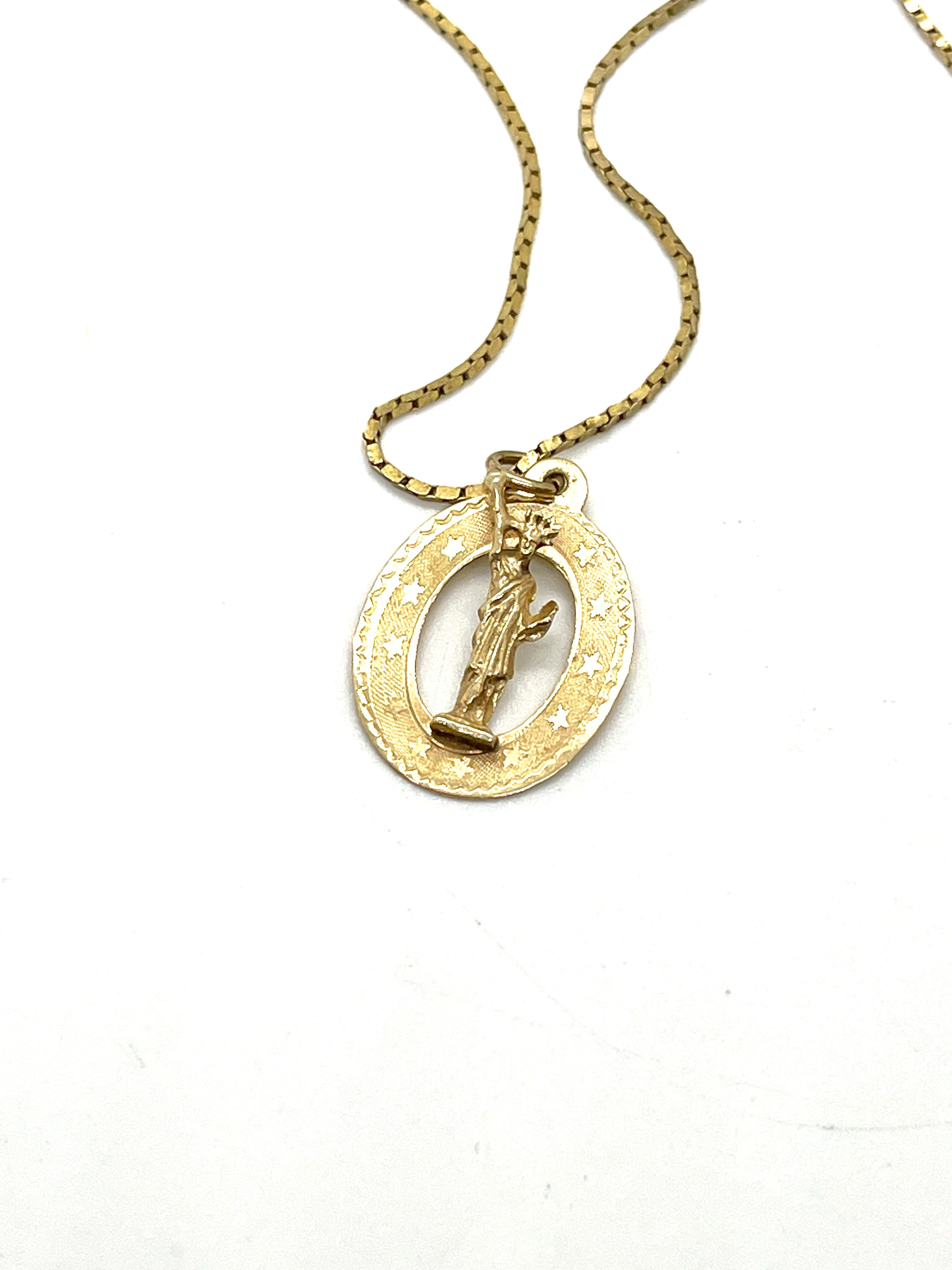 14ct gold statue of liberty pendant on a 14ct gold chain, overall weight 3.8, length of chain 21cm - Bild 3 aus 5