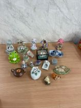 Selection of vintage and later collectables includes money boxes etc