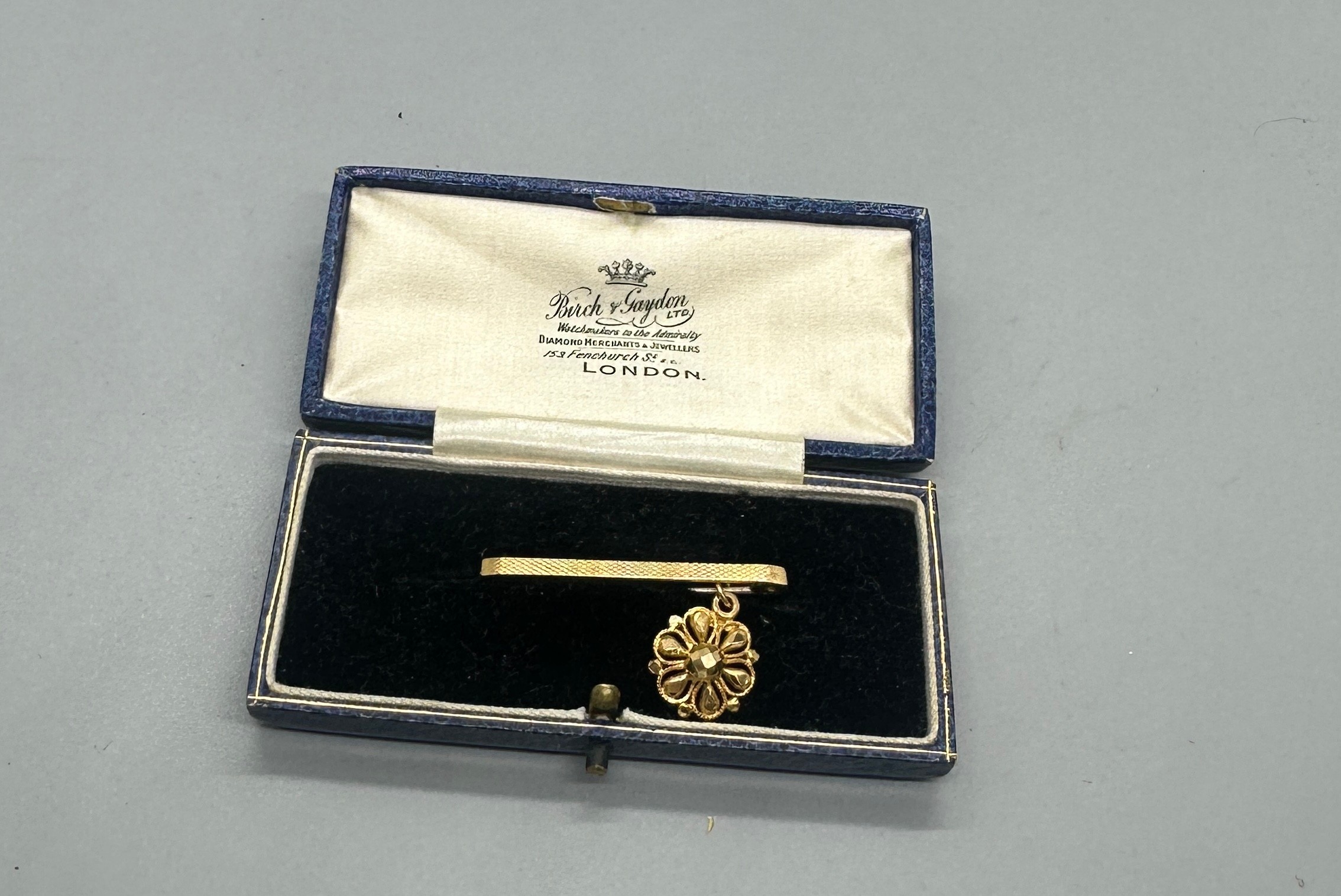 9ct gold Pin brooch (1.1g) with a 18ct pendant (1g)