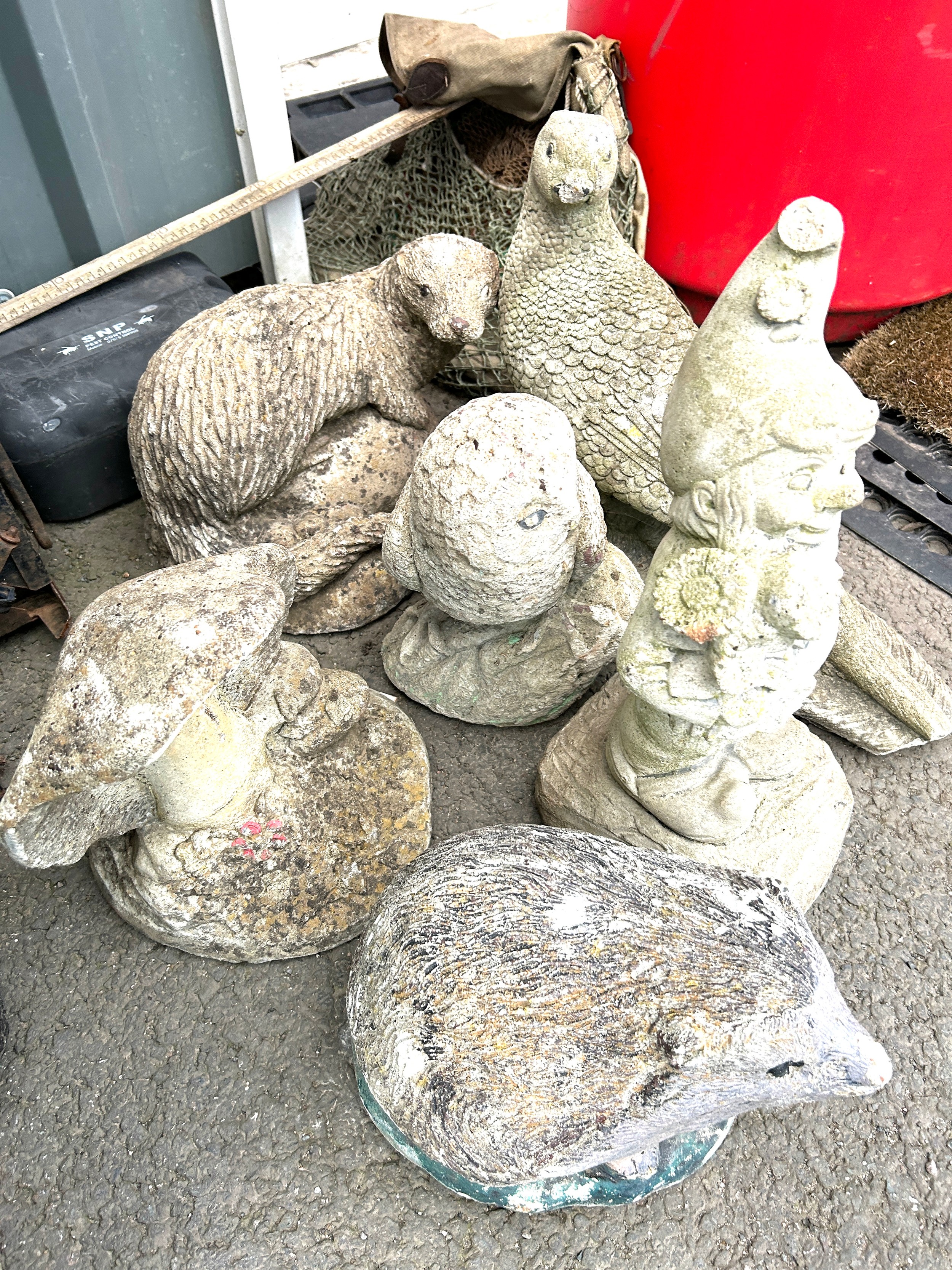 Selection of concrete garden ornaments - Image 2 of 2