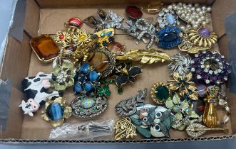 Large selection of vintage and later costume jewellery