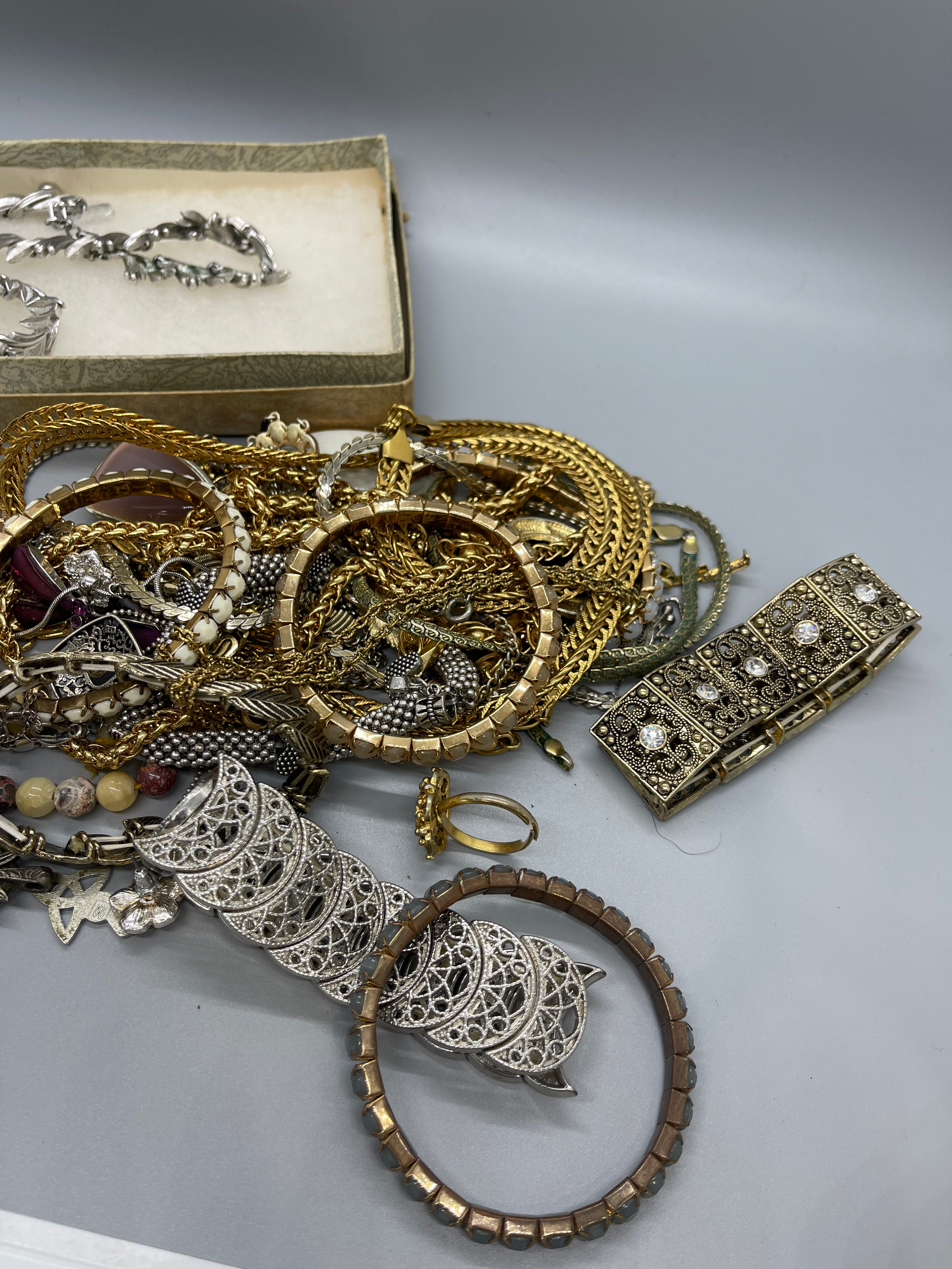 Large selection of assorted silver and costume jewellery - Bild 2 aus 7