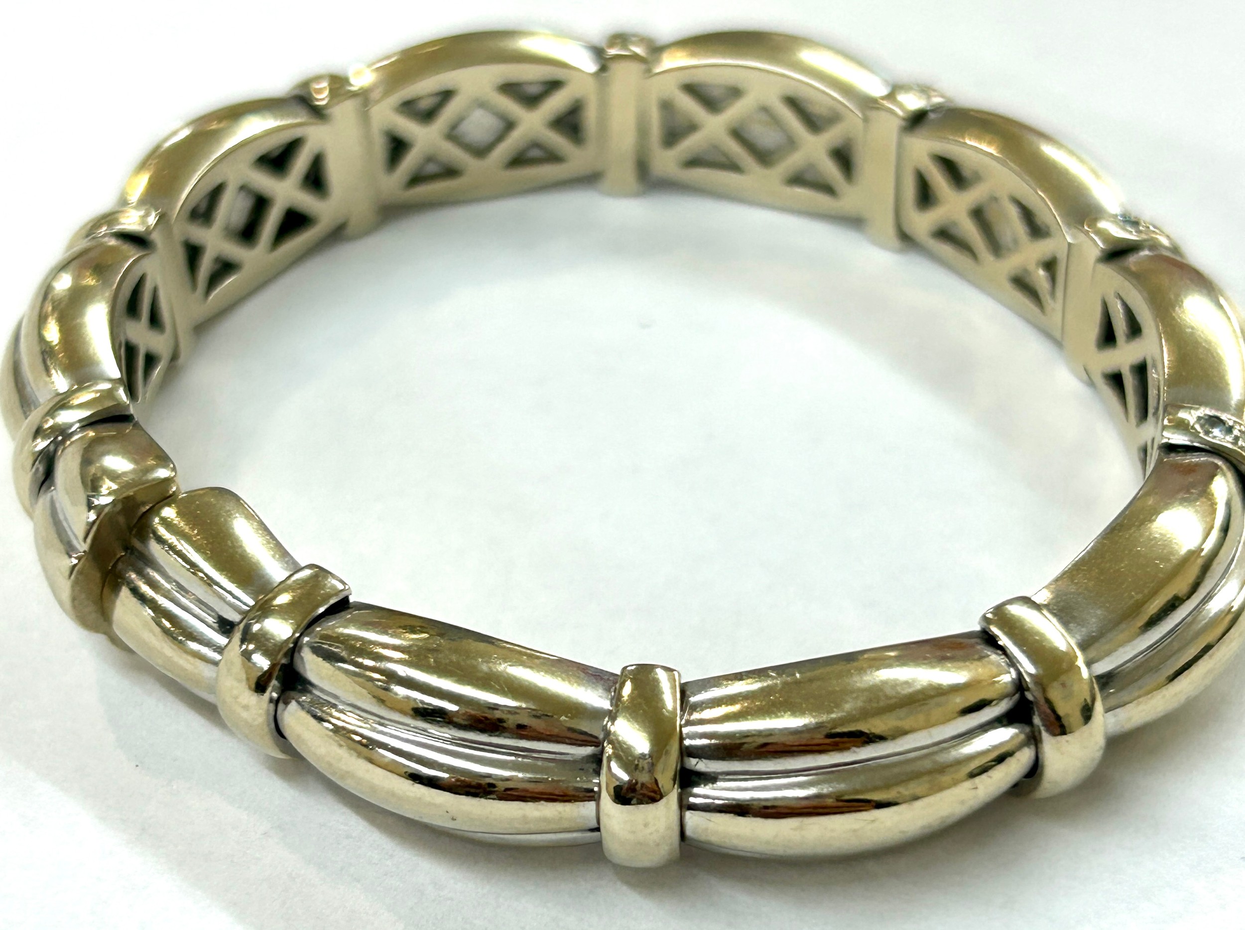 Hallmarked 18ct gold and diamond ladies bracelet, featuring 24 small diamonds, total weight 55.6g - Bild 2 aus 5