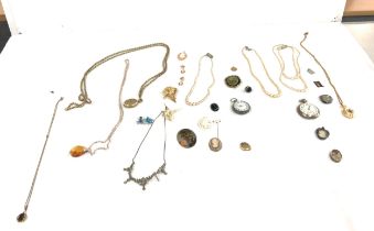 Quantity of vintage costume jewellery