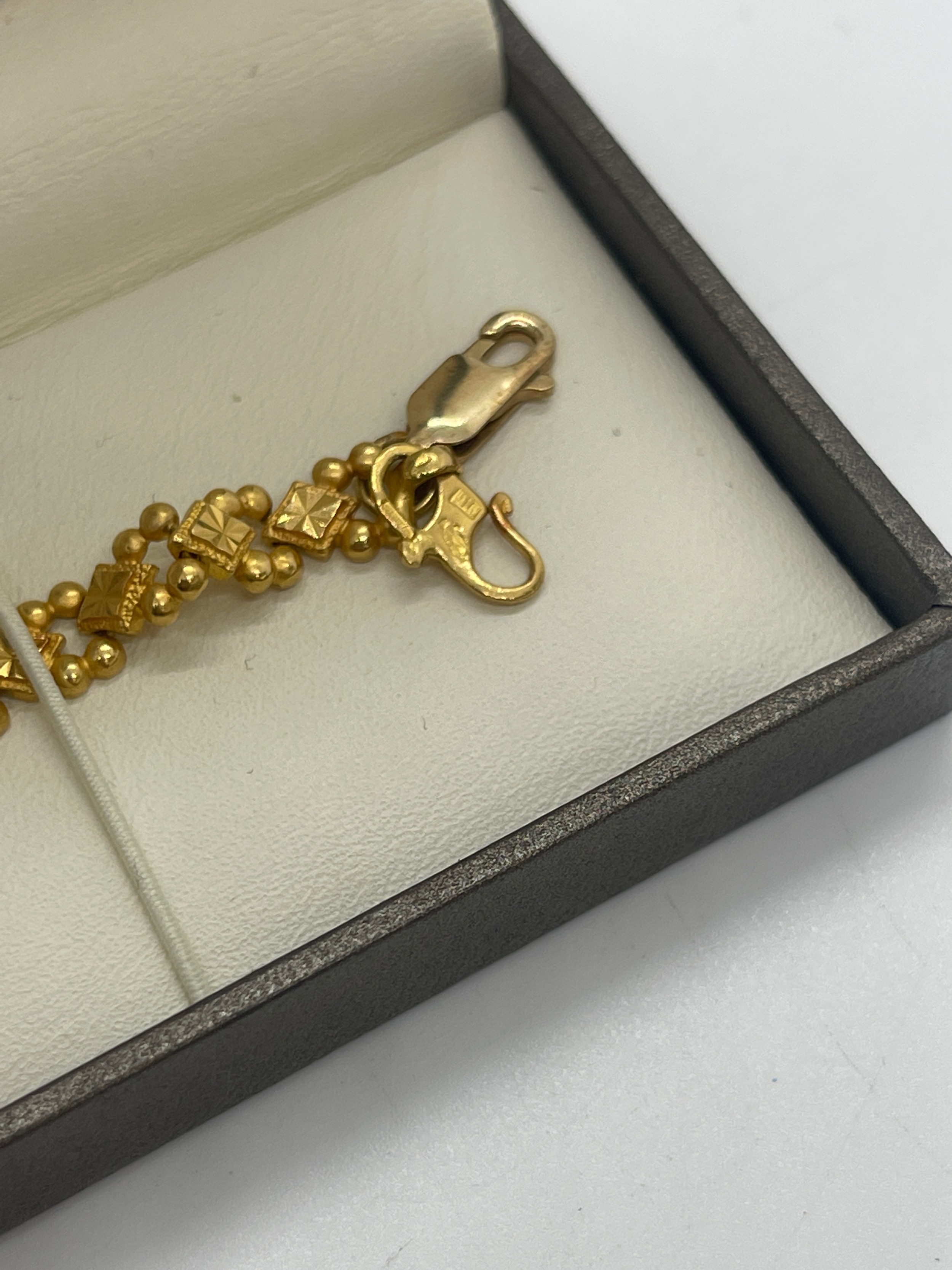 22ct gold ladies bracelet, with a repaired clasp which is 9ct gold, overall weight 12.4g, length - Bild 7 aus 8