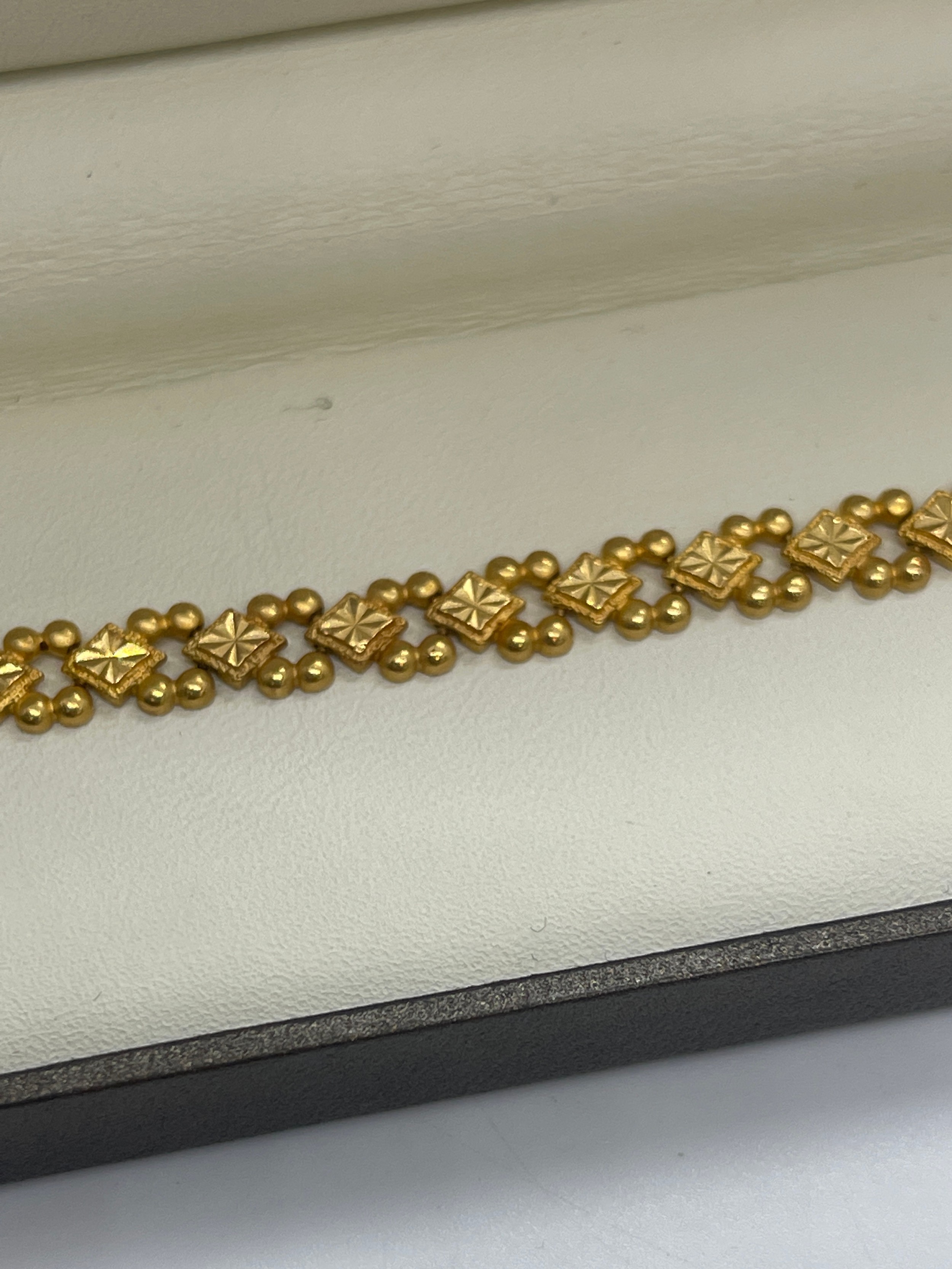 22ct gold ladies bracelet, with a repaired clasp which is 9ct gold, overall weight 12.4g, length - Bild 8 aus 8