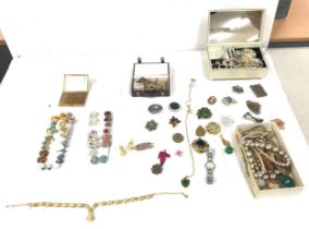 Quantity of vintage costume jewellery