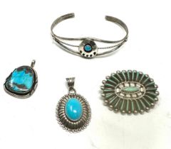 Four silver stone set Native American made jewellery pieces, including artist signed (24g)
