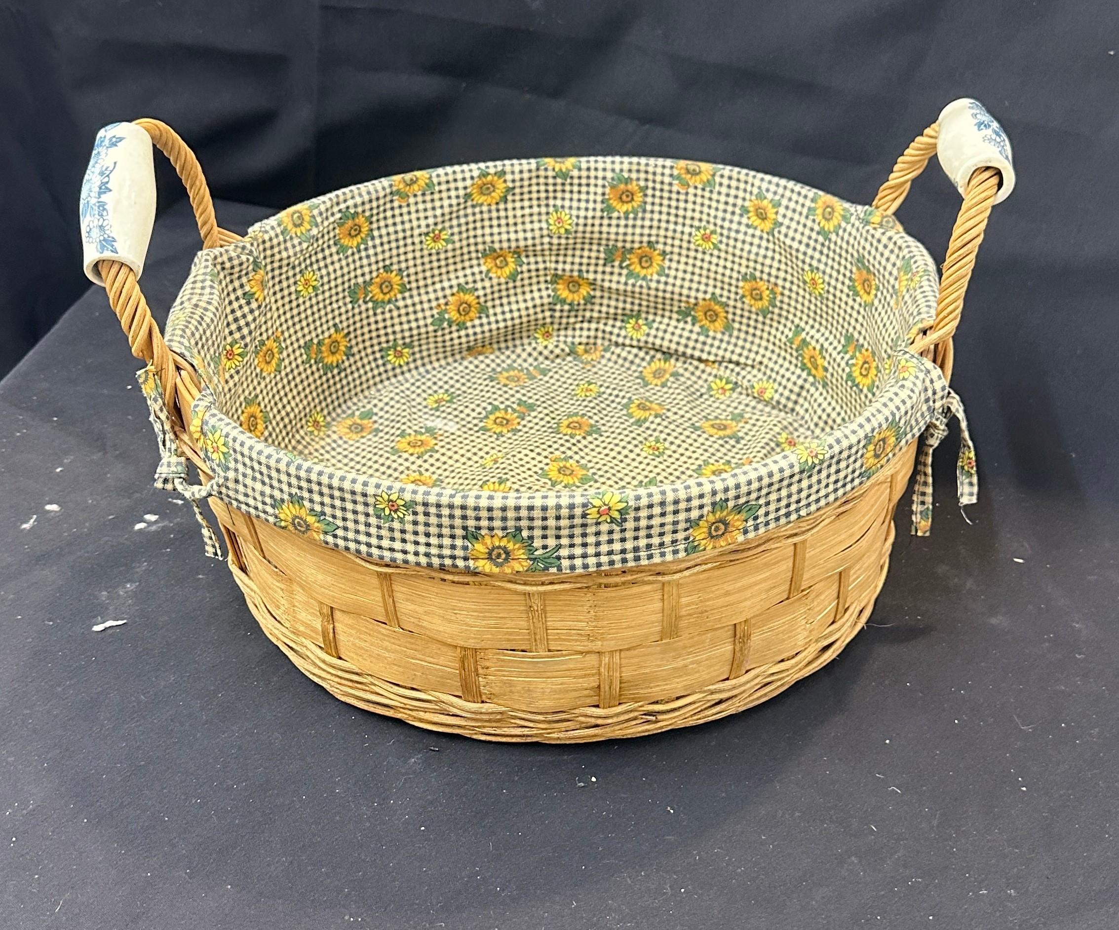 Vintage wicker basket with porcelain handles - Image 2 of 2