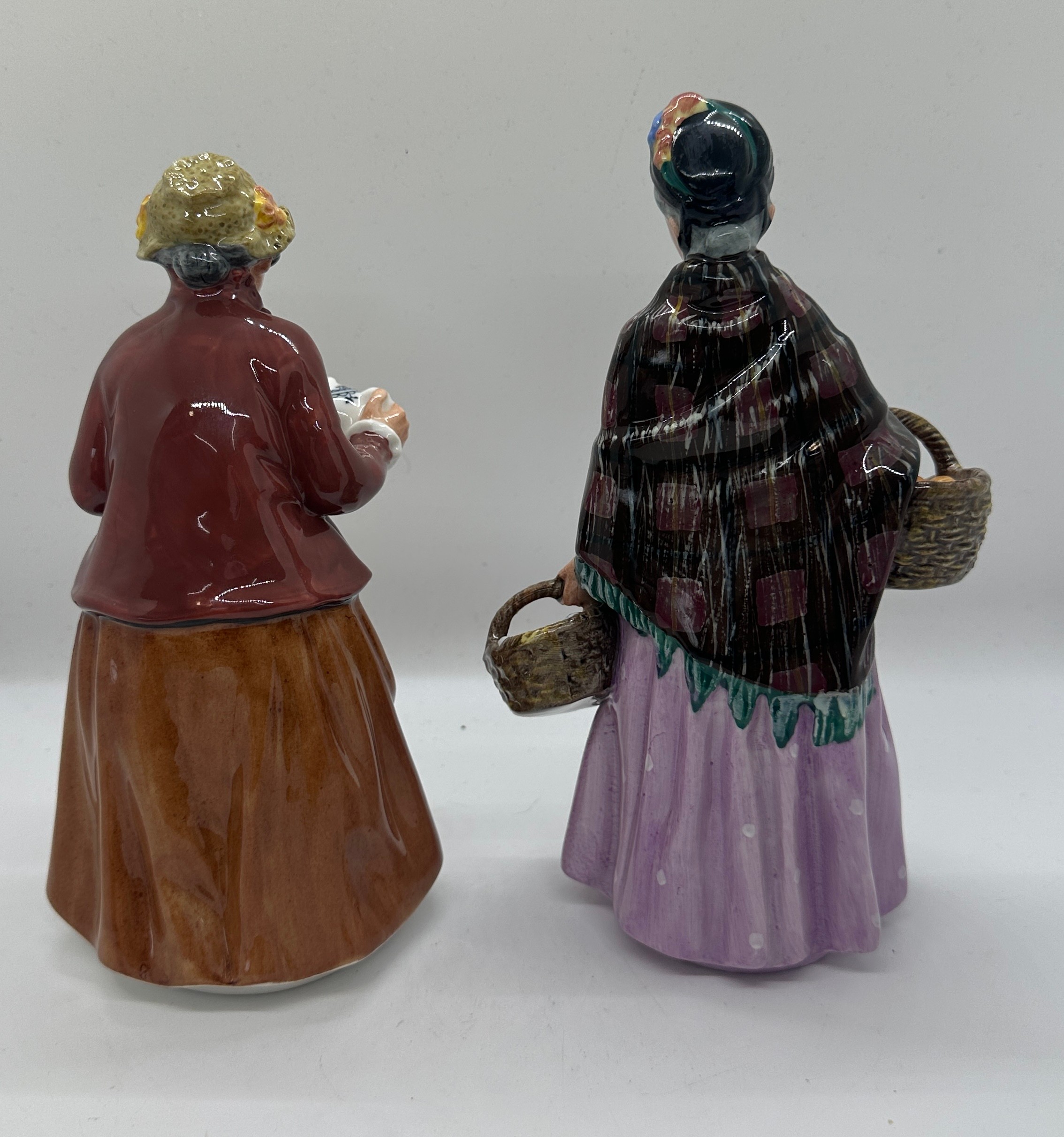 Two vintage Royal Doulton figures ' The Orange Lady' and ' Tea Time' HN2255 tallest measures - Bild 2 aus 4