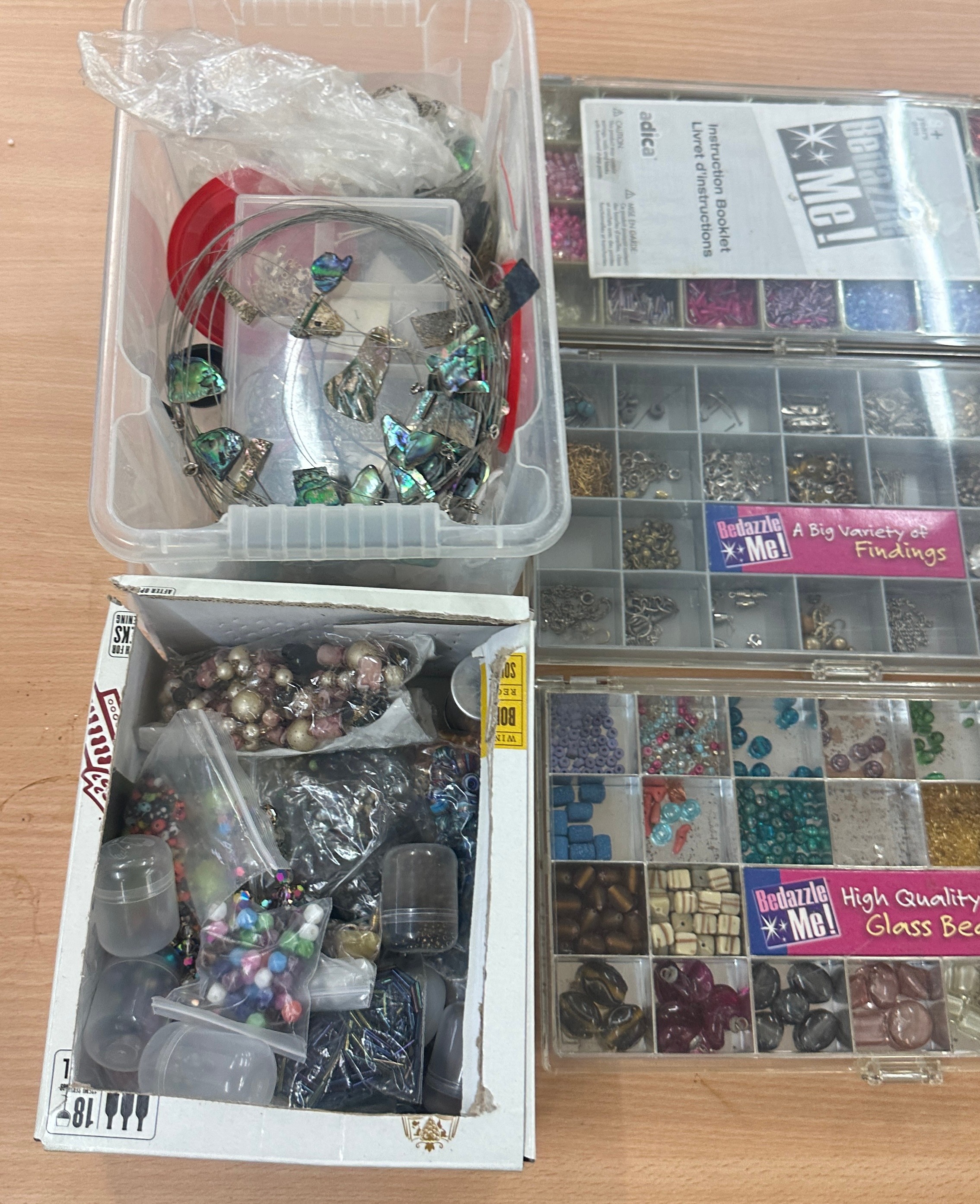 Large selection of assorted costume beads - Image 3 of 3