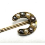 15ct gold cultured pearl horse shoe 12ct gold stick pin (1.7g)