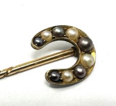 15ct gold cultured pearl horse shoe 12ct gold stick pin (1.7g)
