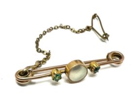 9ct gold mother of pearl & green gemstone brooch with base saftey chain & pin (2.5g)