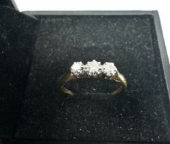 18ct gold 3 stone diamond ring weight 2g