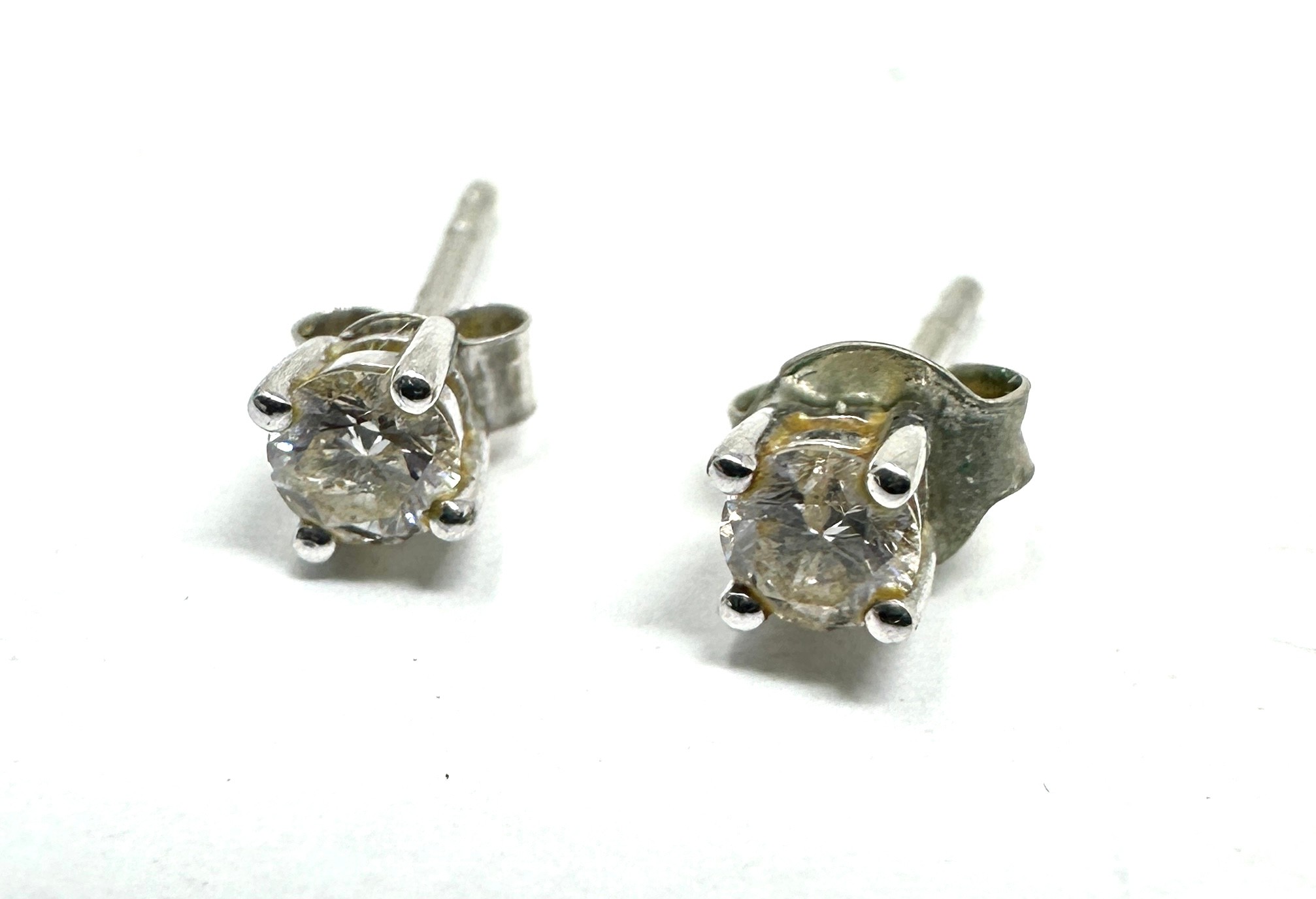9ct gold diamond stud earrings (0.5g)