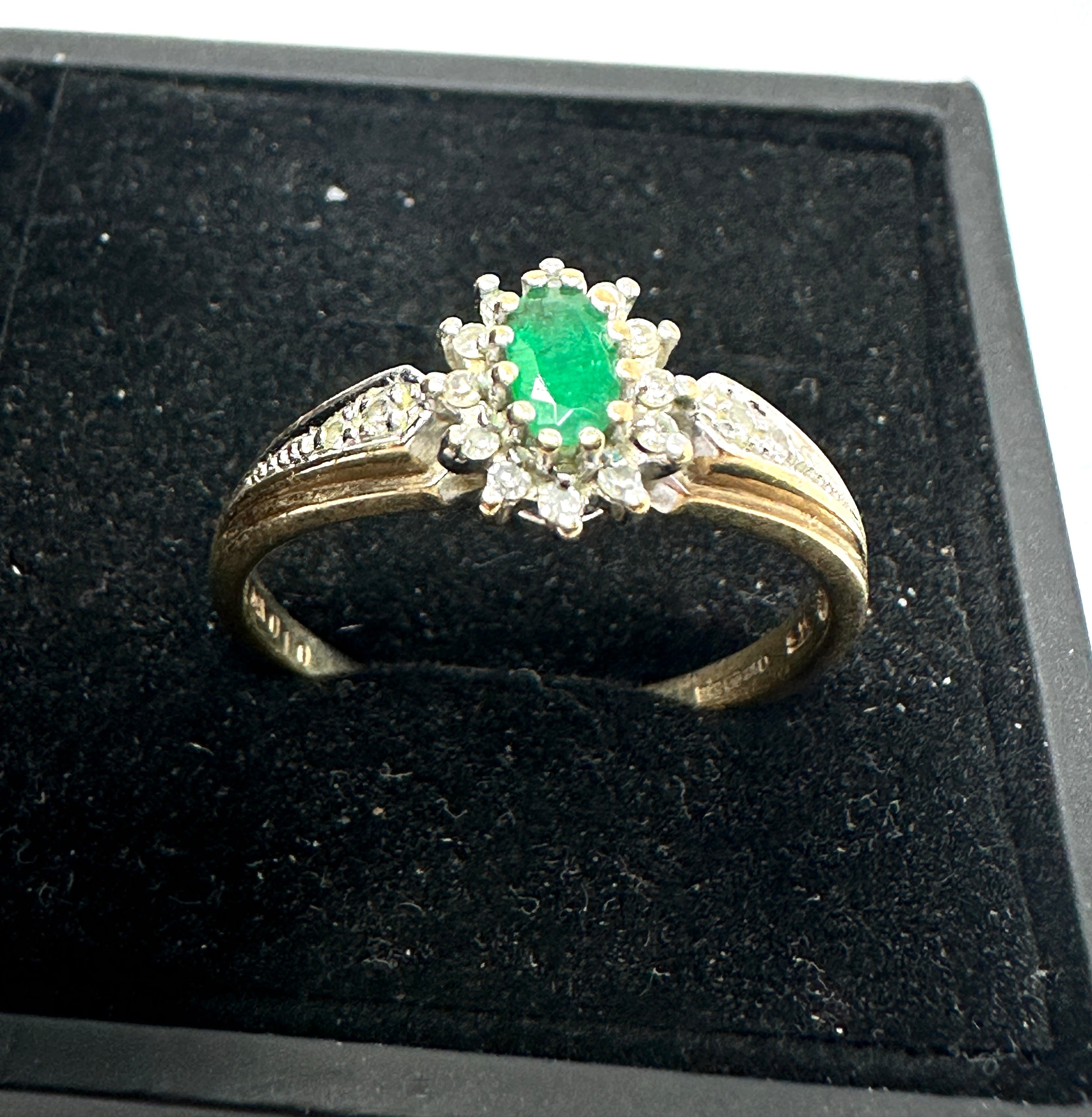 9ct gold emerald & diamond cluster ring (2.5g)