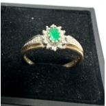 9ct gold emerald & diamond cluster ring (2.5g)